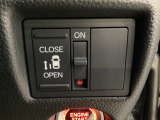 左側電動スライドドアは運転席からでも操作ができるように、ハンドル付近に開閉の操作スイッチが付いています。