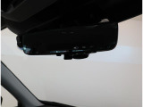 乗員や荷物で後方視界が遮られた場合でも、リヤガラスに装着されたカメラ映像をリヤビューミラーに映し出し、後方視界を確保します。