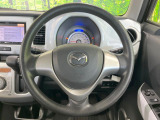 インテリアに合わせたデザインのステアリングは、運転される方のことも考え、運転しやすい形状、大きさです。是非一度、実際に触ってお確かめください。