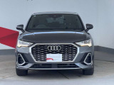Audiの象徴であるシングルフレームグリルをよりワイドで低くシャープなデザインとすることでワイド&ローのフォルムを協調しています。