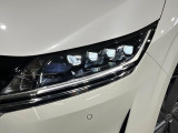【LEDヘッドライト】悪天候や夜間走行時も良好な視界を確保し安心して運転できる高輝度LEDヘッドライトを装備!点灯速度が早く、消費電力も抑えられています。