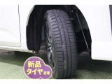 タイヤサイズ 165/65R14。 タイヤ4本【新品】に交換してあります。スタイリッシュなデザインの純正アルミホイールを装着しています。