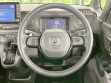 インテリアに合わせたデザインのステアリングは、運転される方のことも考え、運転しやすい形状、大きさです。是非一度、実際に触ってお確かめください。