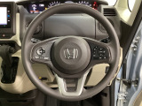 ハンドルにHondaセンシング系のクルーズコントロールやレーンキープアシストなどのスイッチと、オーディオの操作スイッチが装備されています。ハンドルから手を離さず安全に操作できます。