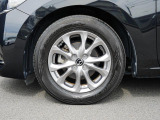標準装備の純正15インチアルミホイール。タイヤサイズは185/65R15です。