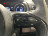 ステアリングスイッチ付きで、運転中に視線を前に向けたまま操作できます。