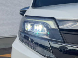 【LEDヘッドライト】悪天候や夜間走行時も良好な視界を確保し安心して運転できる高輝度LEDヘッドライトを装備!点灯速度が早く、消費電力も抑えられています。