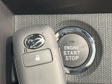 【キーフリーシステム】カバンやポケットに入れたままでもドアの施錠・解錠が可能なスマートキーを装備。エンジンのオン・オフ時もカギを取り出す必要が無いからとっても便利です♪