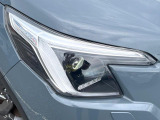 【LEDヘッドライト】悪天候や夜間走行時も良好な視界を確保し安心して運転できる高輝度LEDヘッドライトを装備!点灯速度が早く、消費電力も抑えられています。