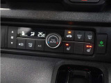 【オートエアコン】温度を設定すれば自動で快適な車内温度を保ちます。エアコン内部の高性能脱臭フィルターで車内のアレルゲンや花粉を除去。
