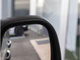 【ブラインドスポットモニター】車線変更時の側方確認をサポートします。斜め後方から接近するクルマを、ドアミラー内の警告灯でお知らせします。