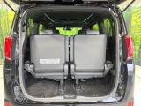 普段のお買い物や通勤、送迎等に十分な荷室スペースを確保しております。サードシートを倒すと、大きな荷物の積載も可能です♪