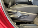 シートハイトアジャスターが付いているので運転姿勢を調整するのに便利ですね。身長に合ったシートポジションは安全運転や疲労軽減にもつながります。
