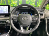 【ステアリングヒーター】冬場に冷たくなりやすい革巻きステアリングを、スイッチ一つで素早く適温に!エアコンよりも早く温まってくれるので、寒い日の運転も快適になりますね♪