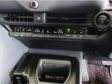 左右独立温度コントロールフルオートエアコンです。運転席、助手席それぞれで独立して温度設定ができます。冷え性の方が乗っても安心ですね♪