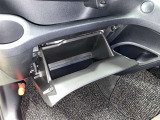 【グローブボックス】自動車黎明期にドライバーが手袋を収納していたのが由来の収納スペース☆現代では車検証等を収納することが多いです☆