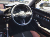 スポーティーで機能的なコックピットレイアウト、