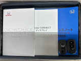 スマートキーは鍵をバッグに入れたままでもドアロックの開閉やエンジンのON・OFFができます。夜間や雨の日も鍵を探さなくて良いので便利です。