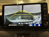 リバースギアに入れるだけで後方の表示へ切り替わります。夜間や雨の日の駐車も楽になりますよ。