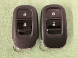 スマートキーを装備しています。鍵を差し込むことなくドアロックの開け閉めと、スタートボタン操作でのエンジンスタートができます。スペアキーも同じものを用意しております。