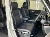 運転席は、大きな座面と包み込むような背もたれがドライバーの身体全体をしっかり支えます。上質なシート素材と座り心地のよいクッションを採用し、長時間の運転やコーナーの多い道も快適です。