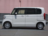 純正ホイールカバーで全体的にデザインがまとまっています。車も人も、オシャレはまずは足元からですね。