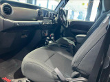 助手席シート前方にはグラブハンドが装備されており、本物のJeepを感じられますね。