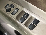 【電動格納ミラー】サイドミラーは電動格納式となっており、狭い駐車場でもキズがつくリスクを抑えられます。