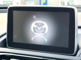 【マツダコネクトナビ】車内の雰囲気にマッチした一体型タイプのナビ。各種車輌設定やBluetooth再生等、様々な機能が楽しめます。直感的なダイヤル操作が可能で、使い勝手も良好です。