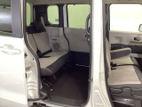 スライドドアだから、隣の車との距離が近い駐車場でも安心。チャイルドシートへの乗せ降ろしや、大きな荷物の積み込みもストレスなく行えます。