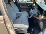 シートリフターは、運転席の座面を上下させて、体格に合わせて調整できる機能です。視界の確保やペダルの操作性、疲れにくさの向上に役に立ちます。
