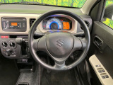 インテリアに合わせたデザインのステアリングは、運転される方のことも考え、運転しやすい形状、大きさです。是非一度、実際に触ってお確かめください。