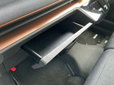 助手席のグローブBOXにある引き出しタイプの収納スペース。