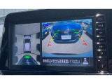 アラウンドビューモニターです。4つのカメラからの映像を合成・処理することで空から見下ろすような視点で周囲を確認でき、駐車時のクルマの位置確認がスムーズになります。