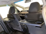 運転席・助手席の背もたれには、2列目シート用にカップホルダー付きの「格納式のシートバックテーブル」を装備しています。休憩時のちょっとした時間などカップを置いたり、小物置きに使えて便利です。