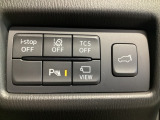 運転席脇のクラスタースイッチ部分にはカメラ切り替えスイッチ、パーキングセンサーその他走行系スイッチを集中配置しております。