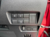 両側電動スライドドア装備!運転席よりボタン一つで開閉可能でございます。