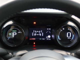 とっても見やすいメーターです。夜間時はラグジュアリーな気分にさせてくれる照明が魅力ですので、夜のドライブも楽しみになりますよ♪