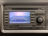 バックでの車庫入れも安心です! リアカメラが付いているバックモニター付のCDチューナーを装備しております。操作線もついており距離感も画面から確認できます。