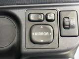 【電動格納ミラー】サイドミラーは電動格納式となっており、狭い駐車場でもキズがつくリスクを抑えられます。