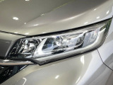 【LEDヘッドライト】悪天候や夜間走行時も良好な視界を確保し安心して運転できる高輝度LEDヘッドライトを装備!点灯速度が早く、消費電力も抑えられています。