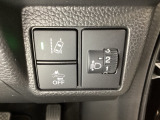 ハンドルの右側にはヘットライトリベライザーとHondaセンシング用の路外逸脱抑制機能のオンオフスイッチがついています。ヘッドライトリベライザーは道路状況や積荷の加重に応じてライトの高さを調節できます。