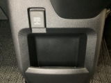 アクセサリーソケットはUSBのアダプターなどをつければ、スマホの充電にも使えます。周辺には物が置けるボックスがついています。