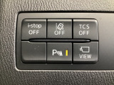 運転席脇のクラスタースイッチ部分にはカメラ切り替えスイッチ、パーキングセンサー、その他走行系スイッチを集中配置しております。