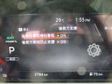 【BSW+BSL】死角になりやすい隣接レーンの後側方を走行する車両を検知すると、ドライバーに表示で知らせ、更に車線変更を開始した場合には、戻すような力を発生し車両との接触を回避するようアシストします。