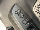 狭い駐車場で便利な電動格納ドアミラーが付いています。