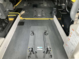 車いす用固定装置4基です。