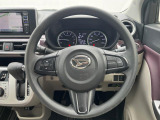 インテリアに合わせたデザインのステアリングは、運転される方のことも考え、運転しやすい形状、大きさです。是非一度、実際に触ってお確かめください。