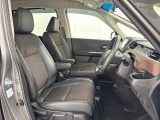 乗降がしやすい運転席。高さが調節できて小柄な方でも運転しやすいポジションをとることができます。