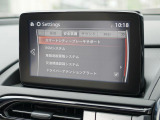 こちらのお車には先進安全装備が多数搭載されています。衝突被害を回避あるいは軽減するためのブレーキや、後方死角からの接近警報、車線逸脱を防止する警報装置など、詳しくはスタッフまでお尋ねください。